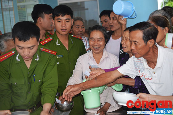 Cùng với hoạt động chuyên môn nghiệp vụ, định kỳ hàng tháng, các tổ chức, đoàn thể Công an huyện Yên Thành tổ chức nấu cháo phát miễn phí cho bệnh nhân tại Bệnh viện Đa khoa huyện Yên Thành