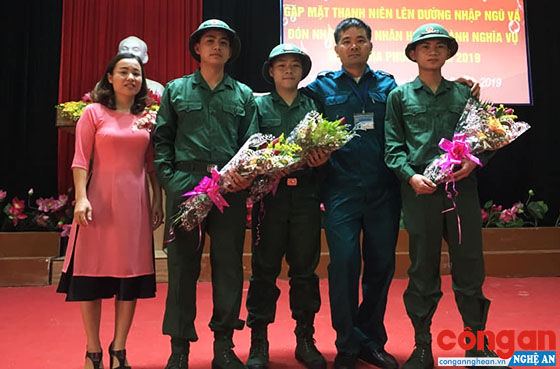 Đại diện lãnh đạo UBND thị trấn Tân Kỳ chụp ảnh lưu niệm với các thanh niên lên đường nhập ngũ