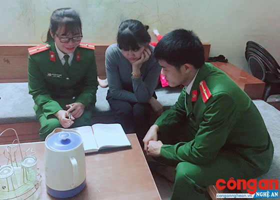 Cảnh sát khu vực Công an TP Vinh đến tận nhà tuyên truyền, phổ biến pháp luật cho người dân trong dịp Tết Kỷ Hợi 2019