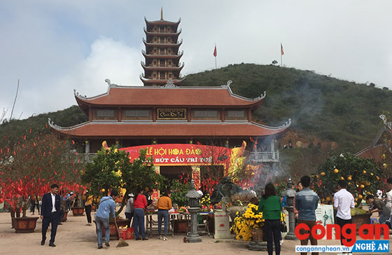 Chùa Đại Tuệ thu hút du khách về vãn cảnh, dâng hương