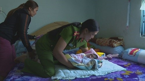 Dù cuộc sống còn nhiều khó khăn nhưng nữ đại úy cảnh sát vẫn quyết tâm nuôi cháu