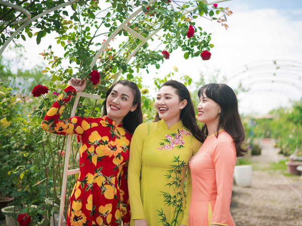Nhiều khách hàng nữ đến Vườn hồng Bà Rịa để ngắm và chụp hình cùng hoa.