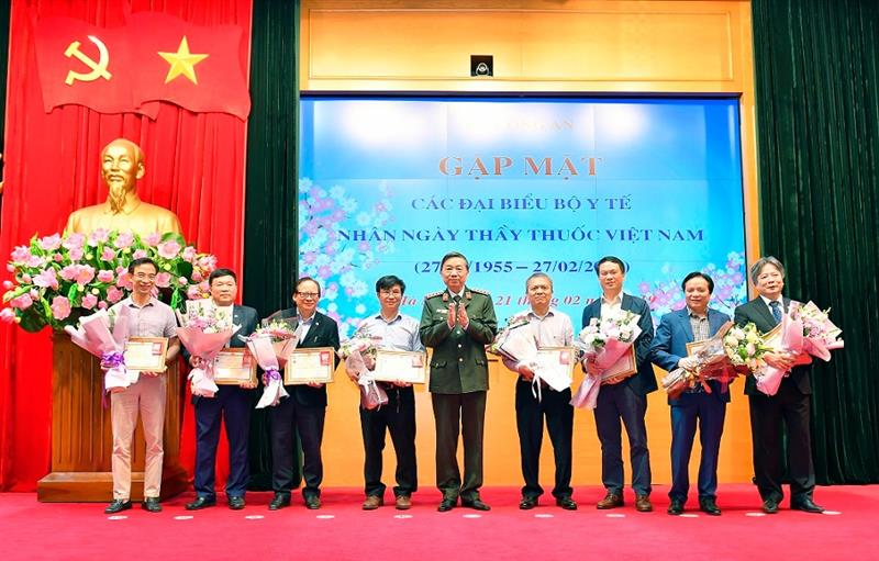 Bộ trưởng Tô Lâm trao Kỷ niệm chương “Bảo vệ an ninh Tổ quốc” của Bộ Công an tặng các đồng chí thuộc Bộ Y tế.