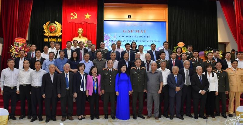 Các đại biểu tham dự buổi gặp mặt.