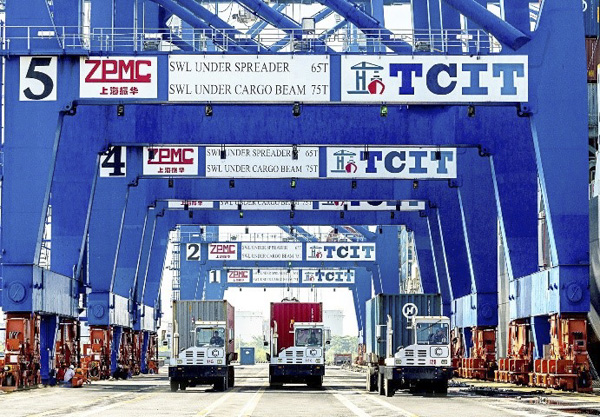 Bốc xếp container tại cảng TCIT