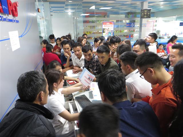 Phụ huynh chen chúc làm thủ tục tiêm vắc xin dịch vụ 