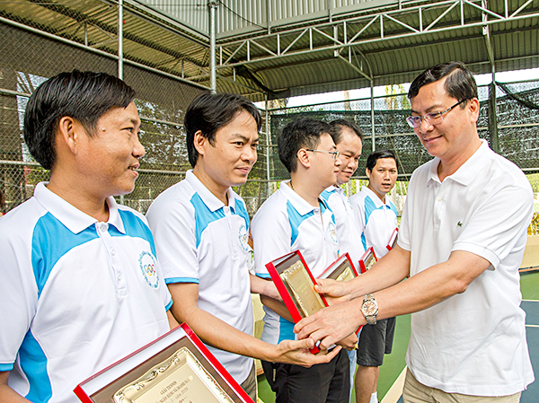 Đồng chí Nguyễn Công Vinh, Chủ tịch UBND huyện Châu Đức trao bảng vinh danh cảm ơn các đơn vị tài trợ cho giải đấu.