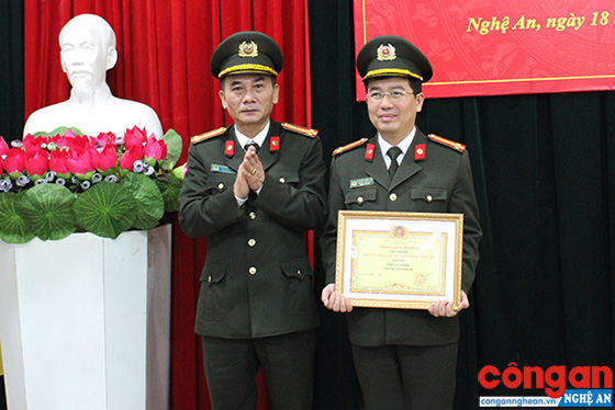 Đồng chí Đại tá Lê Xuân Hoài, Phó Giám đốc Công an tỉnh trao danh hiệu