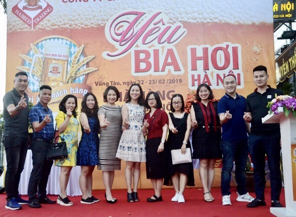 Bà Nguyễn Phương Thảo (thứ 3 từ phải sang), chủ Nhà hàng bia hơi Hà Nội 345 Vũng Tàu chụp ảnh cùng đại diện Công ty CP Thương mại bia Hà Nội.