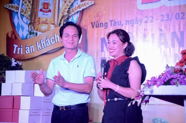 Ông Nguyễn Văn Minh, Giám đốc Công ty CP Thương mại bia Hà Nội và bà Nguyễn Phương Thảo, chủ Nhà hàng bia hơi Hà Nội 345 Vũng Tàu gửi lời tri ân đến khách hàng.