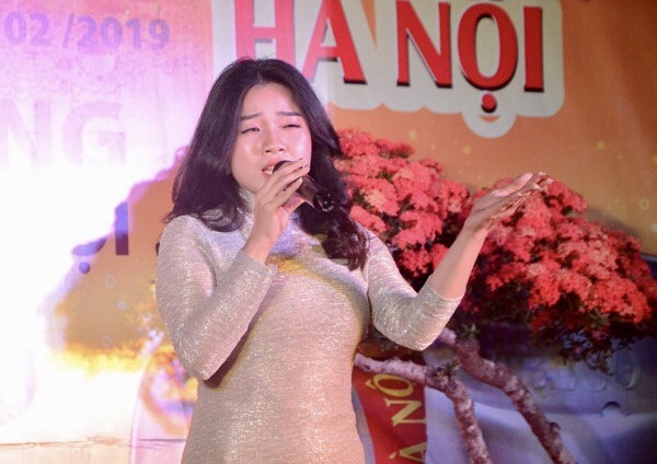 Ca sĩ Vân Anh, giải ba Giọng hát Việt năm 2015 biểu diễn tại chương trình.