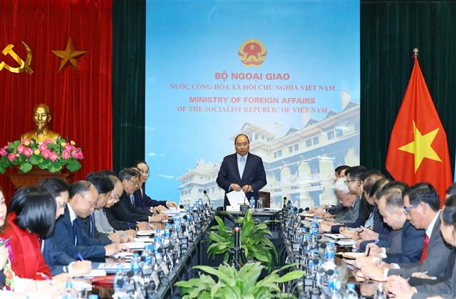 Thủ tướng làm việc với Bộ Ngoại giao về công tác chuẩn bị cho Hội nghị Thượng đỉnh Mỹ-Triều Tiên. Ảnh: VGP/Quang Hiếu
