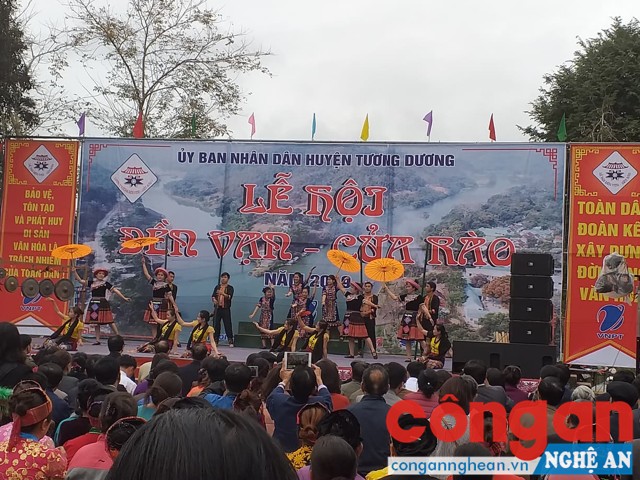 Tiết mục văn nghệ biểu diễn tại Lễ khai mạc