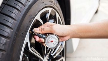 Bơm lốp đủ căng giúp xe giảm mức tiêu thụ xăng.