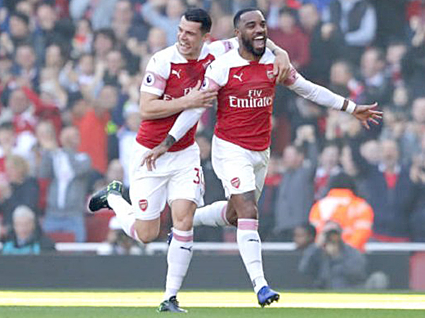 Hai bàn thắng của Lacazette và Mkhitaryan đưa Arsenal chen chân vào top 4.