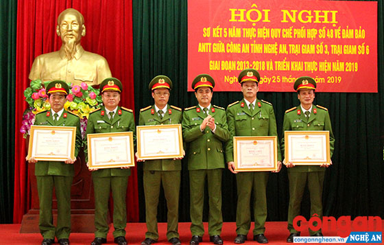 Trao tặng Bằng khen của Chủ tịch UBND tỉnh cho các tập thể, cá nhân đạt thành tích xuất sắc sau 5 năm thực hiện Quy chế phối hợp