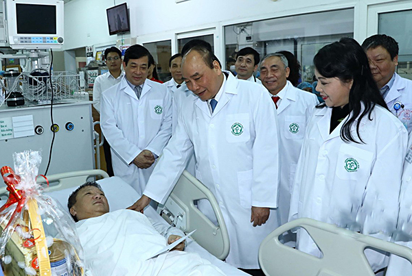 Thủ tướng Nguyễn Xuân Phúc thăm hỏi bệnh nhân tại khoa Cấp cứu, Bệnh viện Bạch Mai. Ảnh: THỐNG NHẤT 