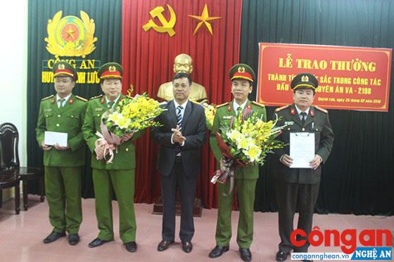 Trao thưởng cho Ban chuyên án VA 219B phá thành công vụ đánh bạc, bắt 28 đối tượng, thu giữ hơn 111 triệu đồng