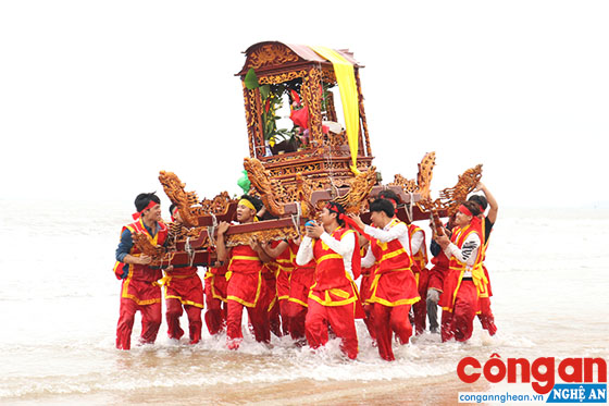 Màn rước kiệu trong lễ cầu ngư tại lễ hội đền Cờn thu hút đông đảo người dân tham gia cổ vũ