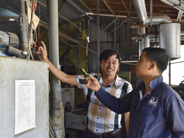 Anh Nguyễn Thái Hòa (bên trái), Trưởng Phòng Môi trường Xí nghiệp Chế biến hải sản, thuộc Công ty CP Thủy sản & Xuất nhập khẩu Côn Đảo trao đổi với đồng nghiệp về sáng kiến mới.