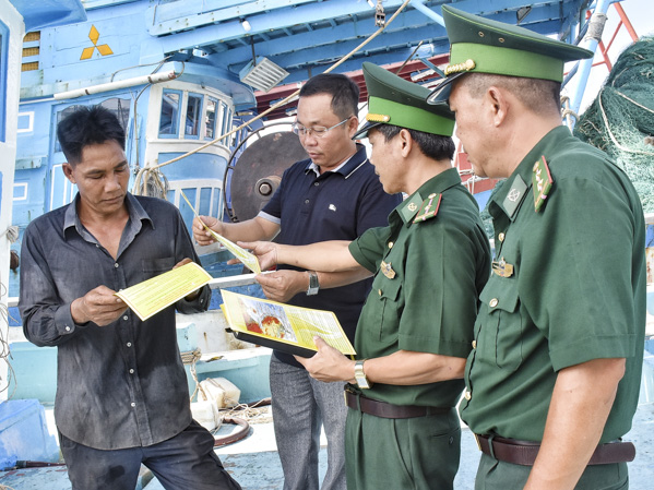 Cán bộ Đồn Biên phòng Bến Đá tuyên truyền quy định pháp luật  trong quá trình đánh bắt cho ngư dân phường 5, TP.Vũng Tàu.