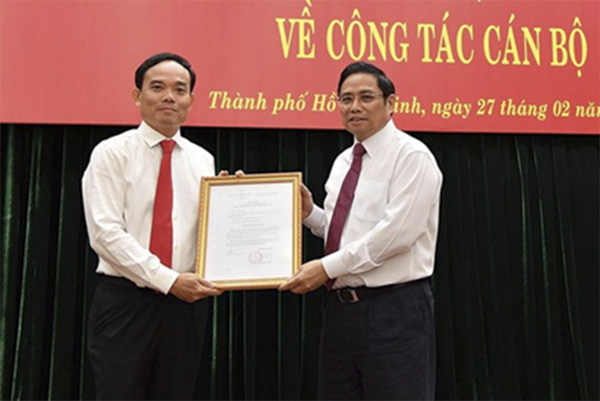 Đồng chí Phạm Minh Chính trao quyết định của Bộ Chính trị cho đồng chí  Trần Lưu Quang.