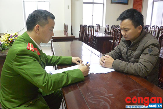 Cán bộ Công an lấy lời khai đối tượng trong vụ sử dụng công nghệ cao lừa đảo chiếm đoạt tài sản 