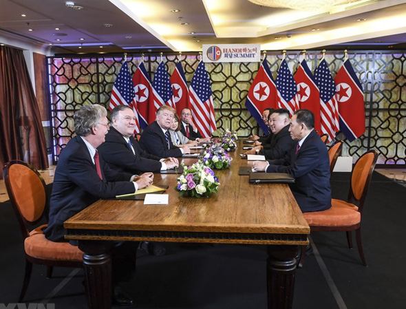 Phái đoàn Mỹ và Triều Tiên tại cuộc họp mở rộng tại Hội nghị thượng đỉnh Mỹ-Triều lần 2 ở Hà Nội, ngày 28-2-2019. Ảnh: AFP