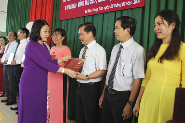 Đồng chí Nguyễn Thị Yến, Phó Bí thư Thường trực Tỉnh ủy, Trưởng Đoàn ĐBQH tỉnh trao bằng tốt nghiệp cho các học viên.