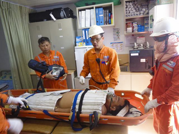 Thuyền viên Nguyễn Văn Nhân được sơ cứu trước khi đưa vào đất liền điều trị.