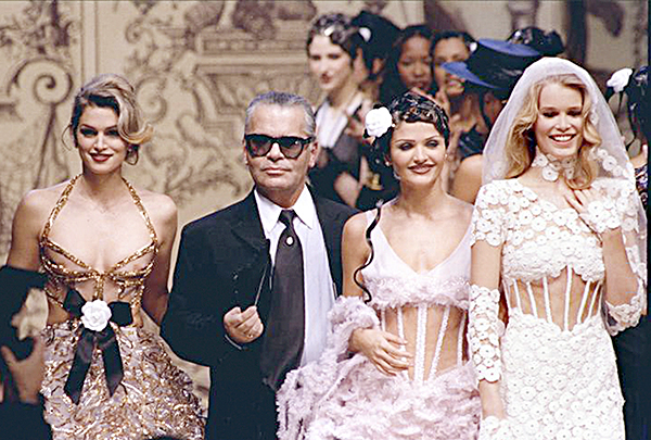 Karl Lagerfeld bên dàn người mẫu (từ trái sang phải): Cindy Crawford, Danish Helena Christensen,  German Claudia Schiffer tại show diễn thời trang Xuân Hè của Channel năm 1993.