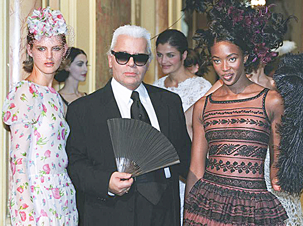 Naomi Campbell và Stella Tennant chụp ảnh cùng Karl Lagerfeld tại show diễn thời trang Xuân Hè của Chanel năm 1997.