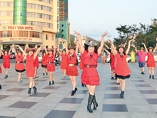Lớp học nhảy Line dance do cô Tô Thị Thu Hà hướng dẫn tại Công viên Bãi Sau, TP.Vũng Tàu.