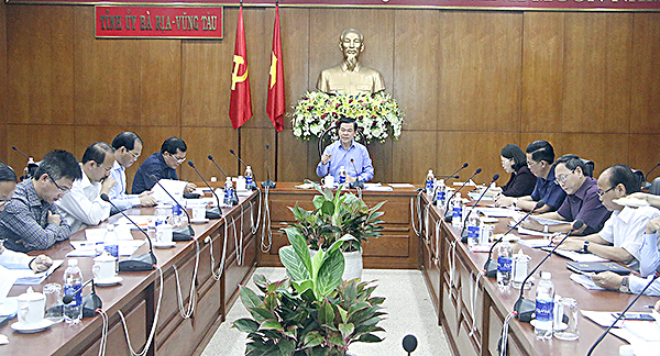 Đồng chí Nguyễn Hồng Lĩnh, Ủy viên Trung ương Đảng, Bí thư Tỉnh ủy, Chủ tịch HĐND tỉnh chủ trì buổi làm việc. 