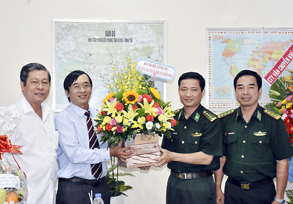 Đồng chí Trương Đức Nghĩa, Phó Tổng Biên tập Báo BR-VT (thứ 2 từ trái sang) tặng hoa chúc mừng Bộ Chỉ huy Bộ đội Biên phòng tỉnh.