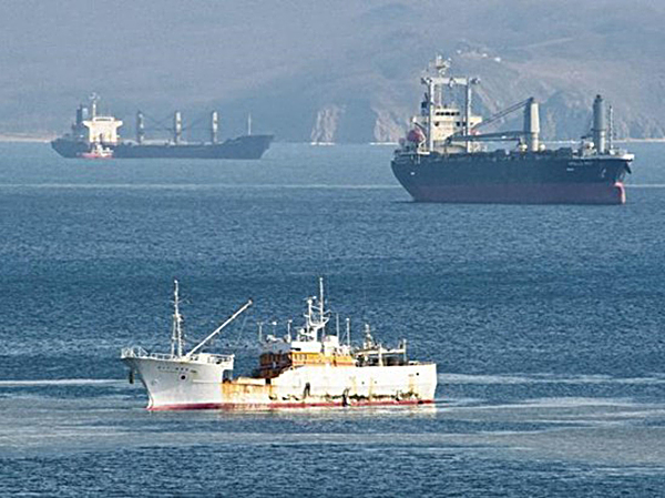 Bức ảnh cho thấy tàu đánh cá Nishino Maru số 68 của Nhật Bản (phía trước) được nhìn thấy ngoài khơi Nakhodka, Nga vào ngày 5-2-2019. 