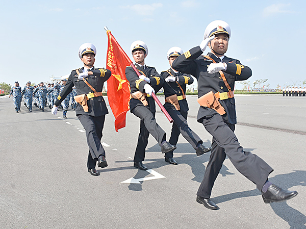 Lực lượng Bộ Tư lệnh Vùng 2 Hải quân duyệt đội hình trong lễ ra quân huấn luyện năm 2019.