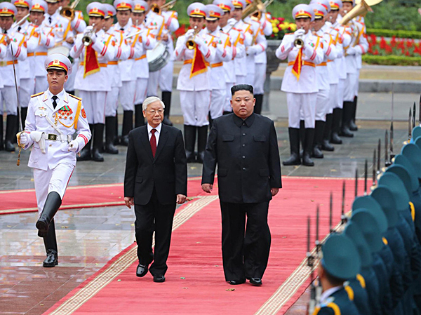 Tổng Bí thư, Chủ tịch nước Nguyễn Phú Trọng cùng Chủ tịch Triều Tiên Kim Jong-un duyệt đội danh dự tại Phủ Chủ tịch. Ảnh: NGUYỄN KHÁNH