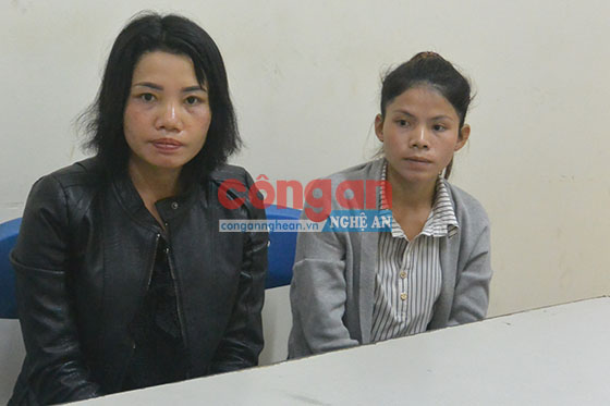 2 chị em Hùng Thị Niệm và Hùng Thị Liêm tại cơ quan Công an