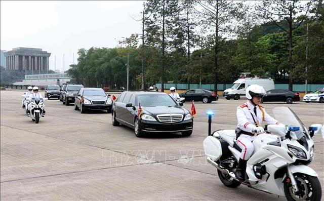 Đoàn Triều Tiên rời khu vực Quảng trường Ba Đình sau khi đến đặt vòng hoa và vào Lăng viếng Chủ tịch Hồ Chí Minh, khởi hành đi Lạng Sơn lúc 10 giờ 5 phút.