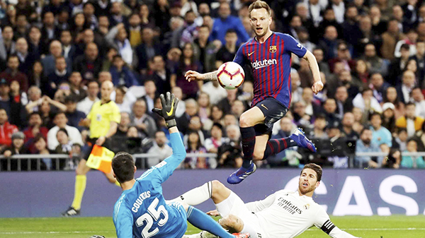 Ivan Rakitic ghi bàn thắng giúp Barcelona đánh bại Real Madrid lần thứ 3 trong mùa giải này.