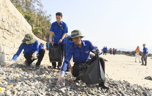 ĐVTN TP.Vũng Tàu nhặt rác, làm sạch bãi biển khu vực mũi Nghinh Phong tại Lễ ra quân Tháng Thanh niên năm 2019.