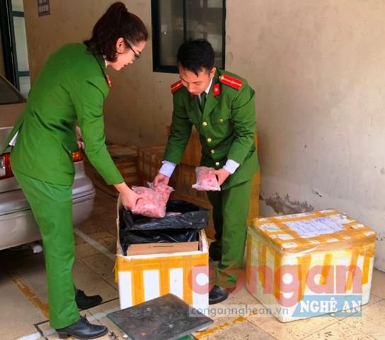 Cán bộ Đội Cảnh sát Kinh tế Công an            TP Vinh kiểm tra số tang vật thu giữ