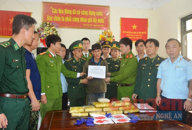 Đối tượng bị bắt giữ cùng tang vật 