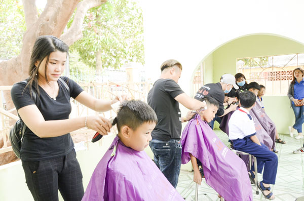 Đoàn viên thanh niên Thành Đoàn Bà Rịa cắt tóc miễn phí cho học sinh nghèo của Trường TH Trường Sơn, phường Phước Nguyên, TP.Bà Rịa. 