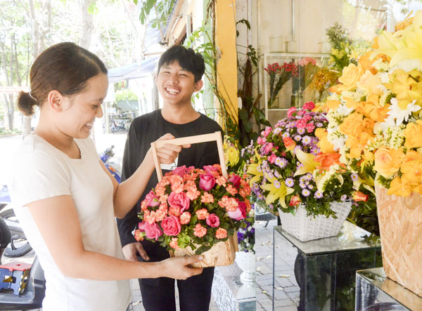 Khách hàng chọn mua hoa tại shop hoa tươi Phương Trang.