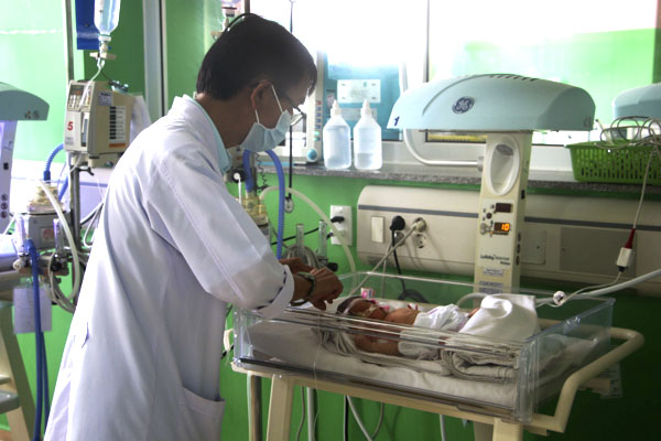 Bác sĩ thăm khám một bệnh nhi sinh non bị suy hô hấp tại Khoa Nhi, BV Bà Rịa.