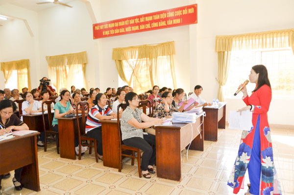 Bà Thái Thị Hậu, cán bộ Chi cục Thống kê TP.Vũng Tàu hướng dẫn về phương án tổng điều tra dân số và nhà ở năm 2019 cho các học viên.