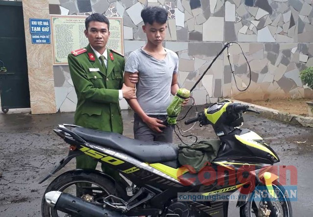 Trung úy Nguyễn Trọng Lãm khống chế  đối tượng Đặng Mai Ngọc cùng tang vật