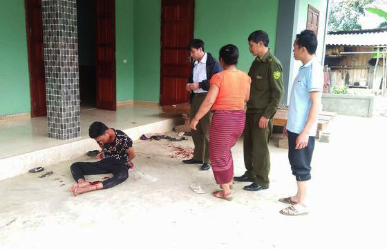 Lực lượng chức năng khống chế đối tượng Moong Văn Hòa - Ảnh: Nguyễn Tú